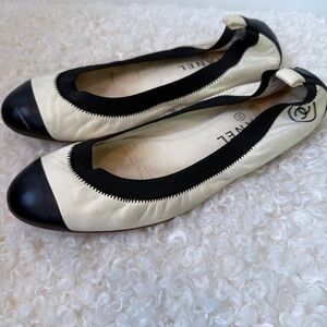 CHANEL White and Black Toe Cap and Heel Logo Ballet Flats 39